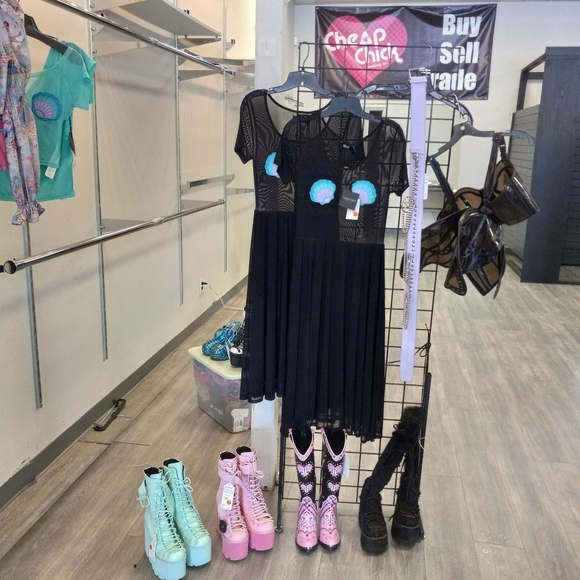 CLOSING Cheap Chick Trading is closing! Shop the Rage collection live now! - Picture 15 of 16